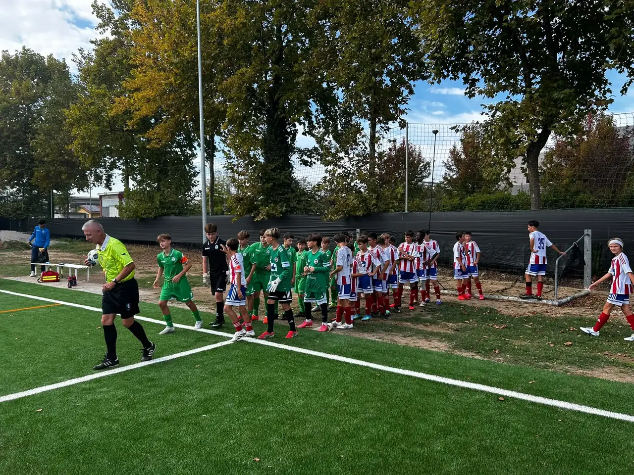 Le squadre dell'Accademia Pavese entrano in campo con l'arbitro